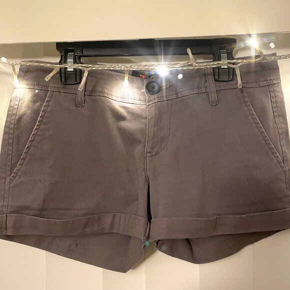 NWT GUESS Distressed Rolled Cuff Shorts (24W) - Picture 1 of 3